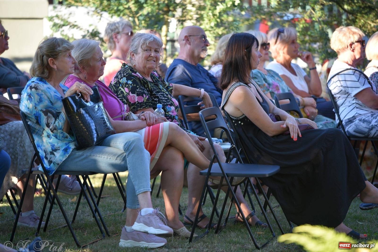 Zdjęcie w galerii na portalu naszraciborz.pl: Piosenki Młynarskiego zabrzmiały na schodach książnicy [FOTO i WIDEO] wiadomości z regionu