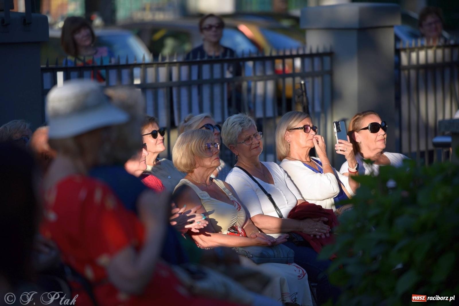 Zdjęcie w galerii na portalu naszraciborz.pl: Piosenki Młynarskiego zabrzmiały na schodach książnicy [FOTO i WIDEO] wiadomości z regionu