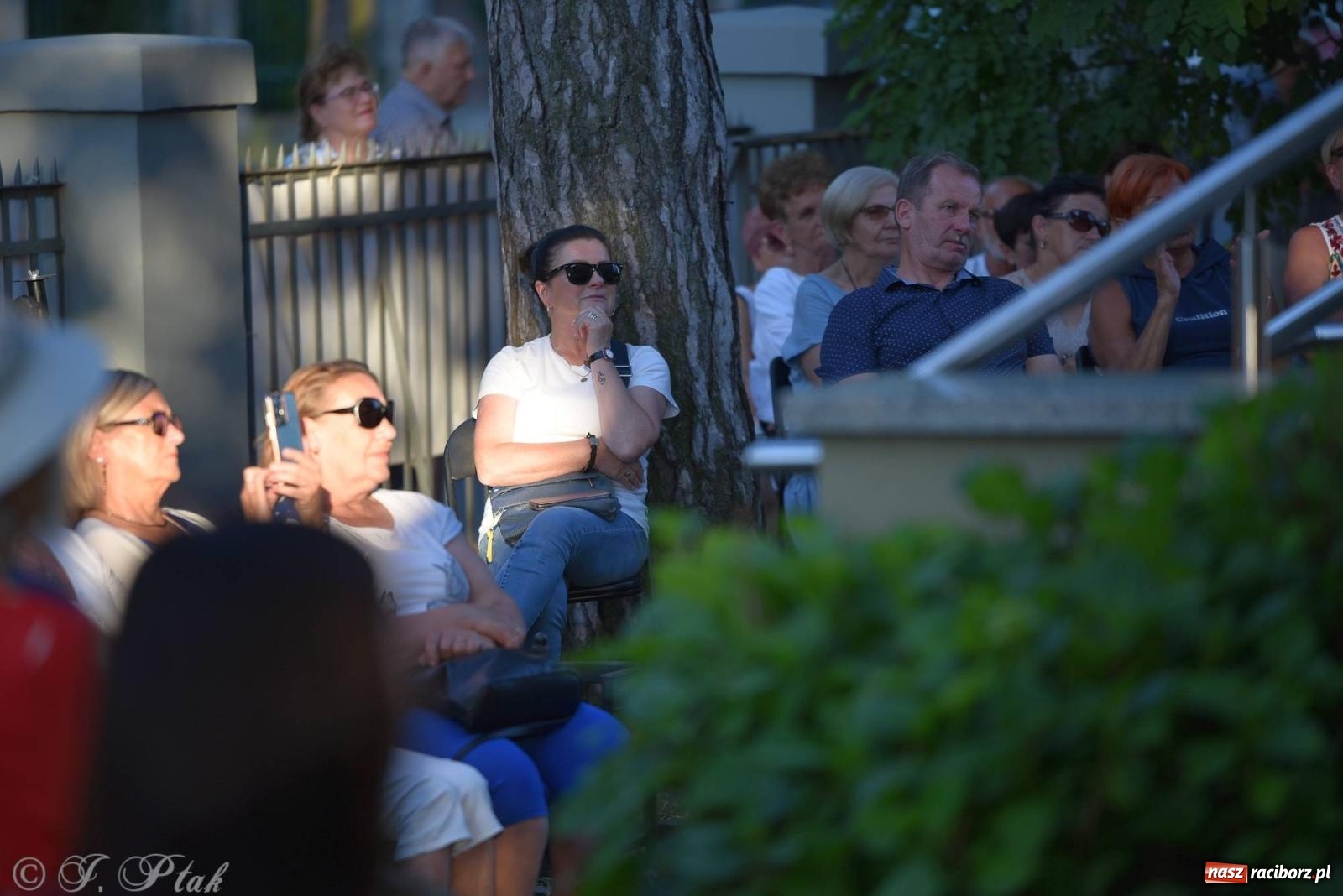 Zdjęcie w galerii na portalu naszraciborz.pl: Piosenki Młynarskiego zabrzmiały na schodach książnicy [FOTO i WIDEO] wiadomości z regionu