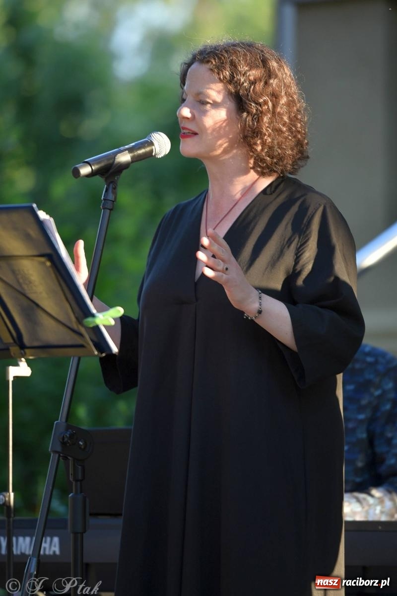 Zdjęcie w galerii na portalu naszraciborz.pl: Piosenki Młynarskiego zabrzmiały na schodach książnicy [FOTO i WIDEO] wiadomości z regionu