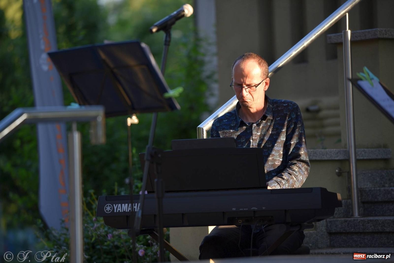 Zdjęcie w galerii na portalu naszraciborz.pl: Piosenki Młynarskiego zabrzmiały na schodach książnicy [FOTO i WIDEO] wiadomości z regionu