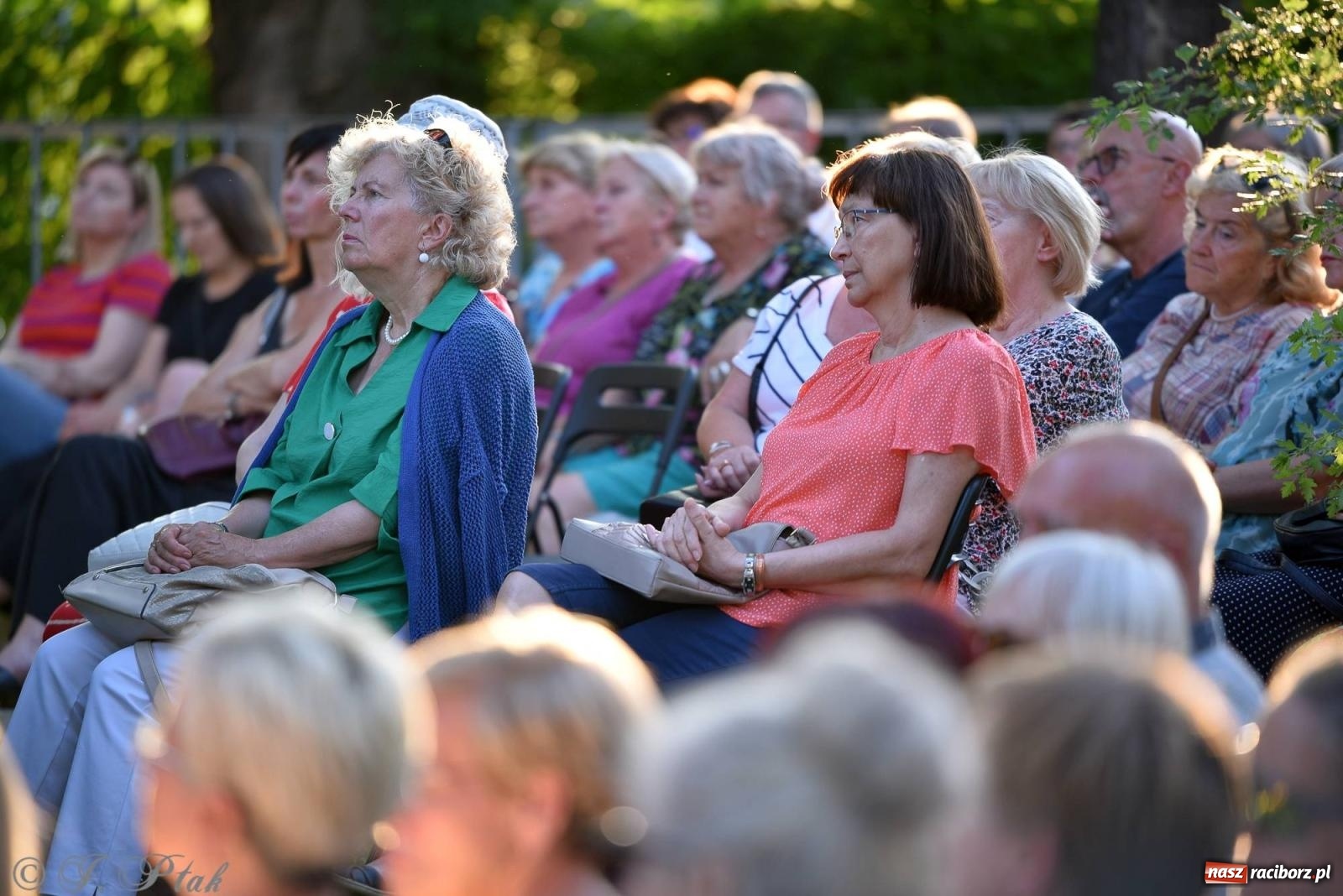 Zdjęcie w galerii na portalu naszraciborz.pl: Piosenki Młynarskiego zabrzmiały na schodach książnicy [FOTO i WIDEO] wiadomości z regionu