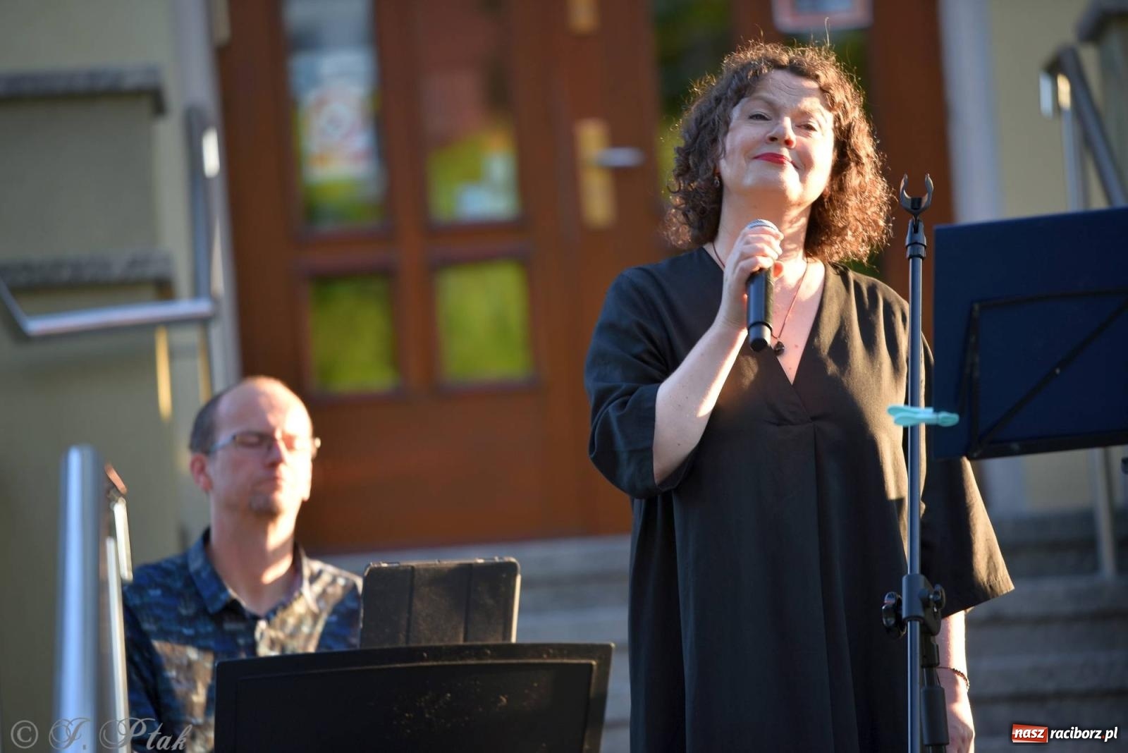 Zdjęcie w galerii na portalu naszraciborz.pl: Piosenki Młynarskiego zabrzmiały na schodach książnicy [FOTO i WIDEO] wiadomości z regionu
