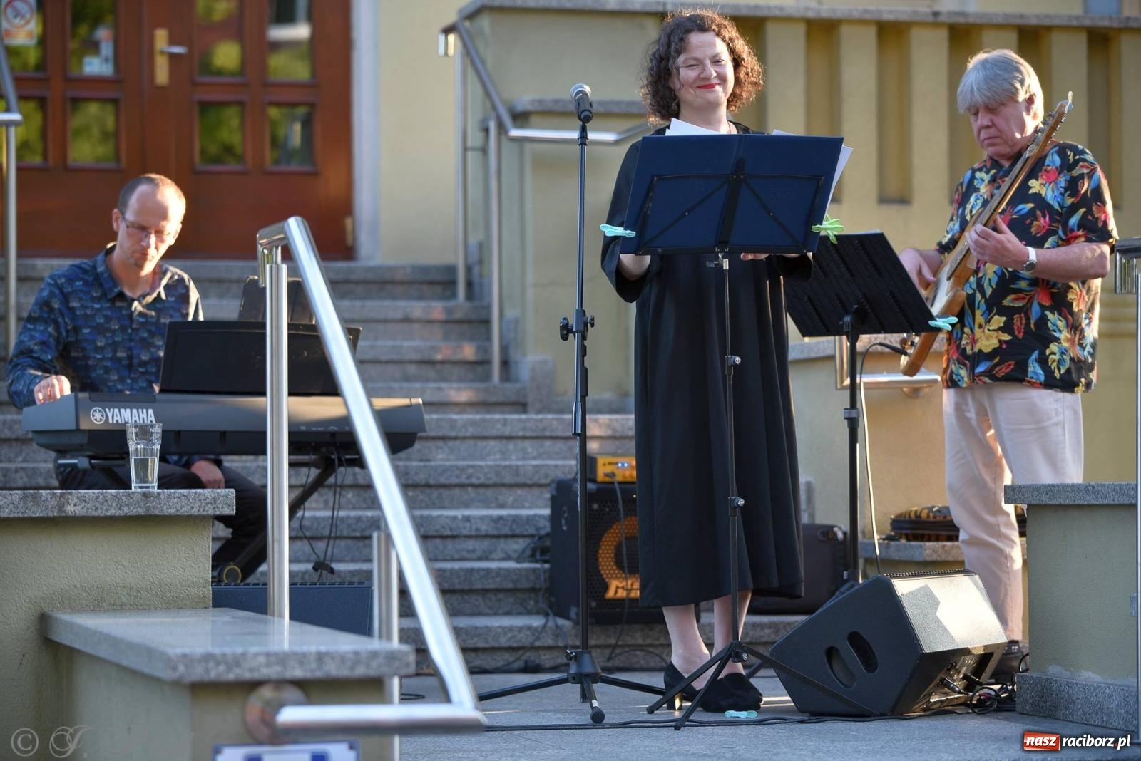 Zdjęcie w galerii na portalu naszraciborz.pl: Piosenki Młynarskiego zabrzmiały na schodach książnicy [FOTO i WIDEO] wiadomości z regionu