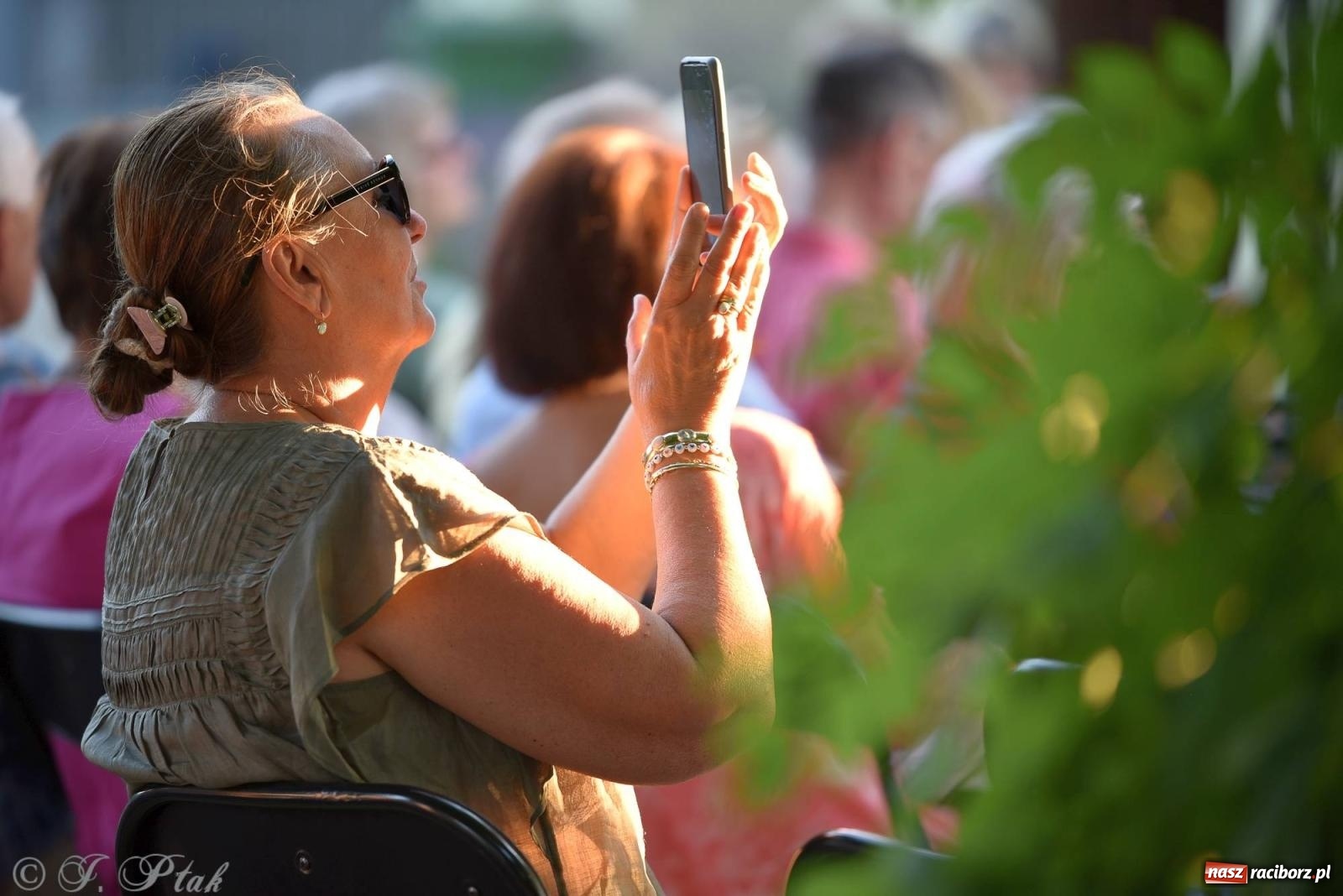 Zdjęcie w galerii na portalu naszraciborz.pl: Piosenki Młynarskiego zabrzmiały na schodach książnicy [FOTO i WIDEO] wiadomości z regionu