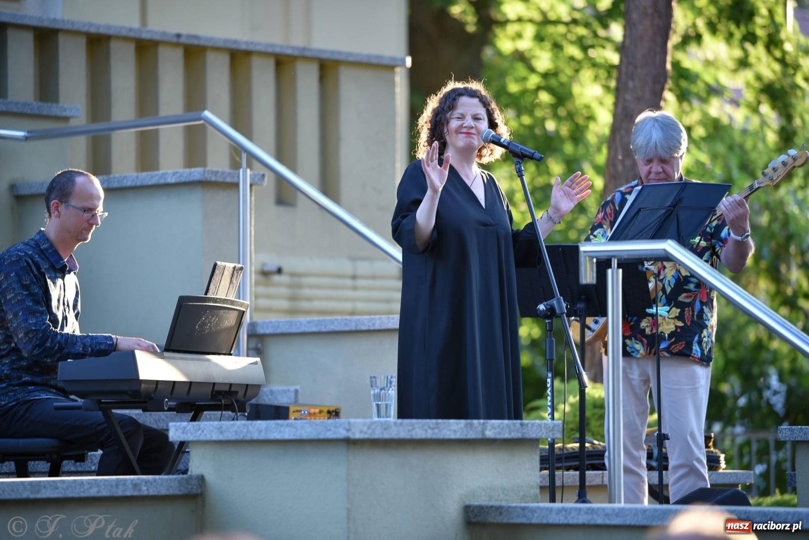 Zdjęcie w galerii na portalu naszraciborz.pl: Piosenki Młynarskiego zabrzmiały na schodach książnicy [FOTO i WIDEO] wiadomości z regionu
