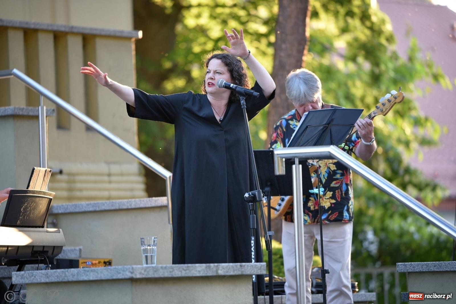 Zdjęcie w galerii na portalu naszraciborz.pl: Piosenki Młynarskiego zabrzmiały na schodach książnicy [FOTO i WIDEO] wiadomości z regionu