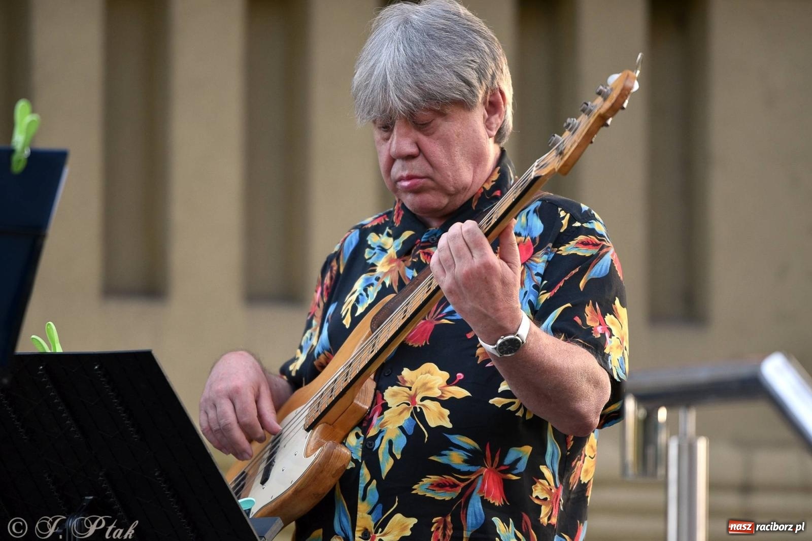 Zdjęcie w galerii na portalu naszraciborz.pl: Piosenki Młynarskiego zabrzmiały na schodach książnicy [FOTO i WIDEO] wiadomości z regionu