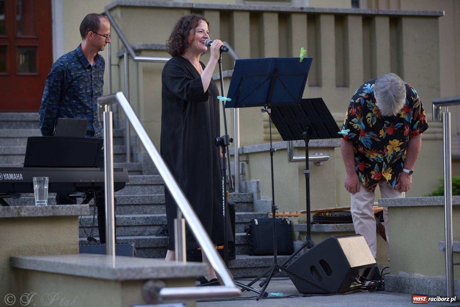 Zdjęcie w galerii na portalu naszraciborz.pl: Piosenki Młynarskiego zabrzmiały na schodach książnicy [FOTO i WIDEO] wiadomości z regionu