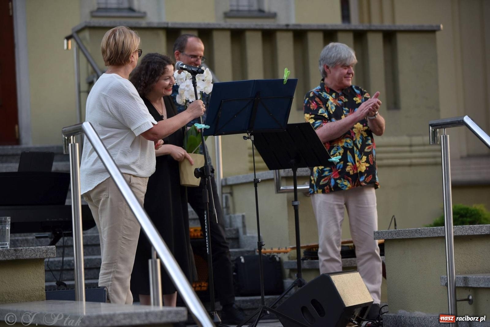 Zdjęcie w galerii na portalu naszraciborz.pl: Piosenki Młynarskiego zabrzmiały na schodach książnicy [FOTO i WIDEO] wiadomości z regionu