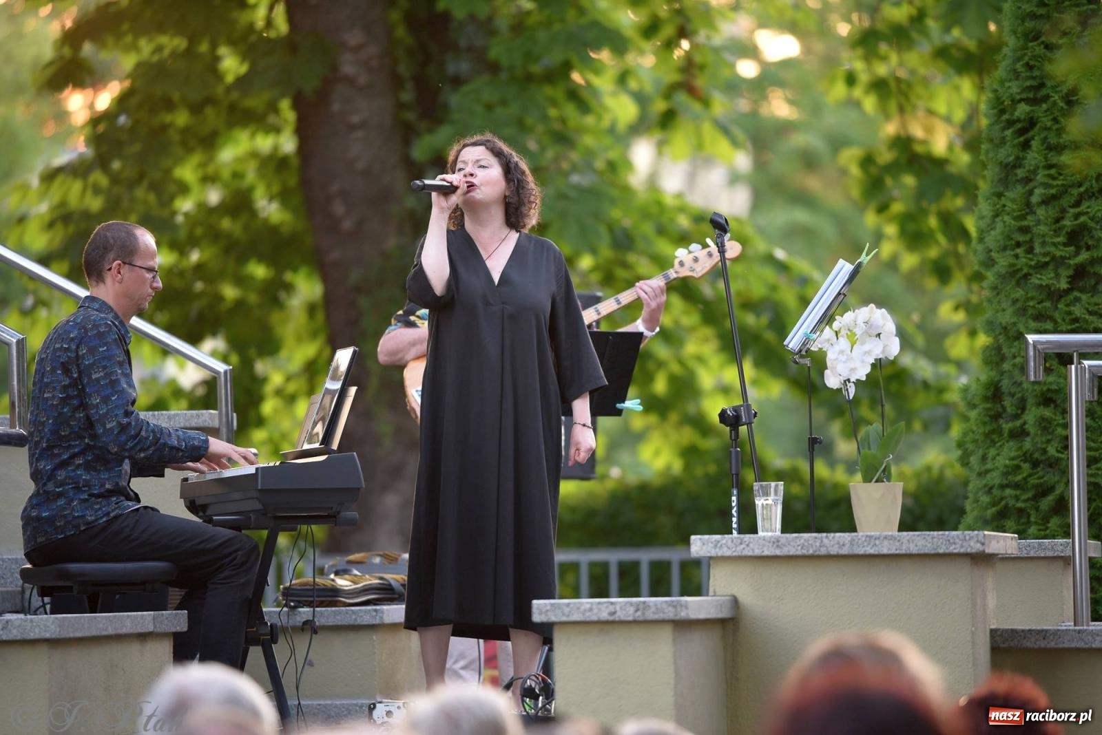 Zdjęcie w galerii na portalu naszraciborz.pl: Piosenki Młynarskiego zabrzmiały na schodach książnicy [FOTO i WIDEO] wiadomości z regionu