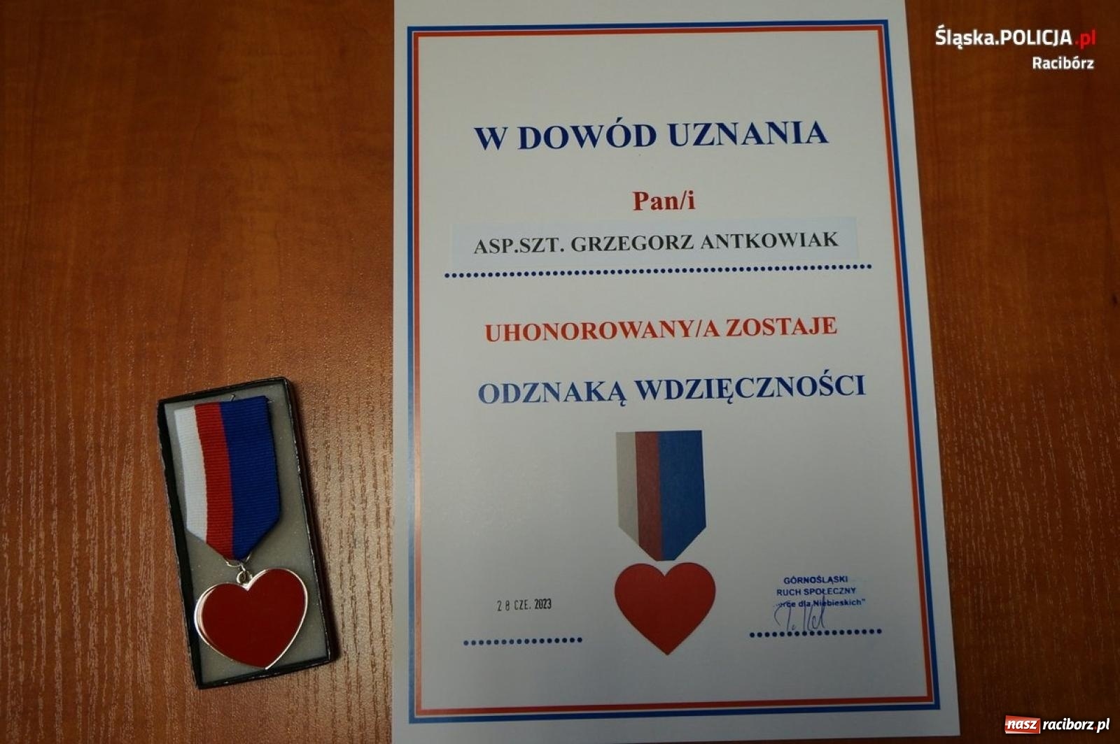 Zdjęcie w galerii na portalu naszraciborz.pl: Raciborski dzielnicowy z Odznaką Wdzięczności wiadomości z regionu