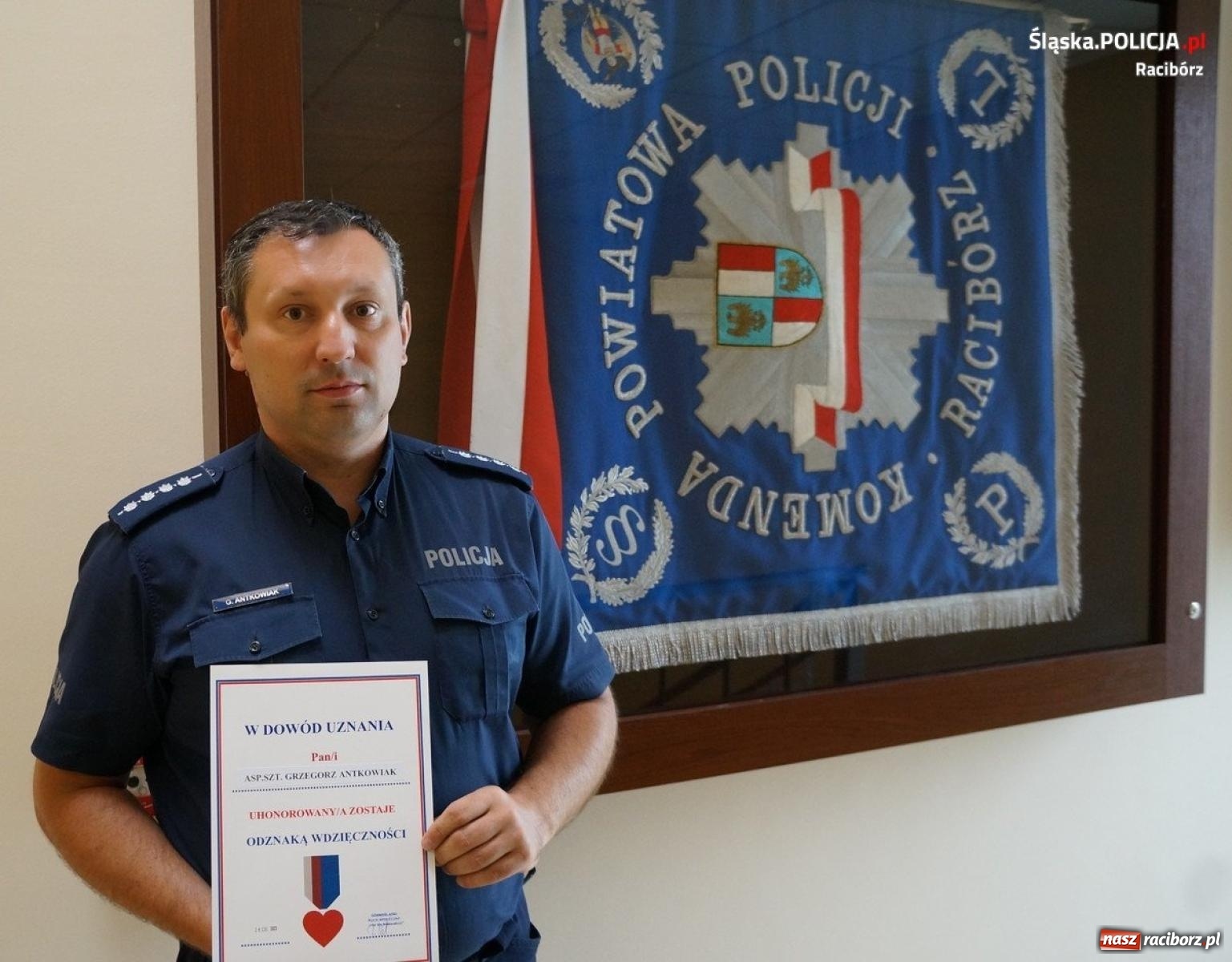 Zdjęcie w galerii na portalu naszraciborz.pl: Raciborski dzielnicowy z Odznaką Wdzięczności wiadomości z regionu