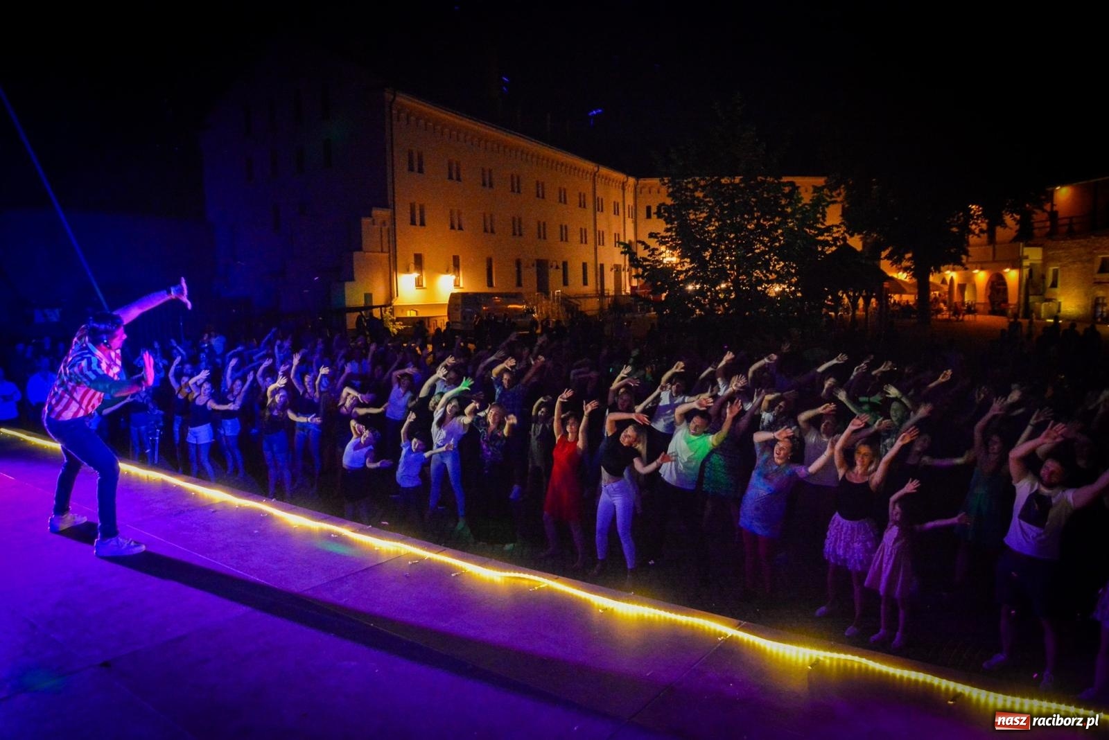 Zdjęcie w galerii na portalu naszraciborz.pl: LATINO PARTY ON AIR - roztańczony zamek w Raciborzu wiadomości z regionu