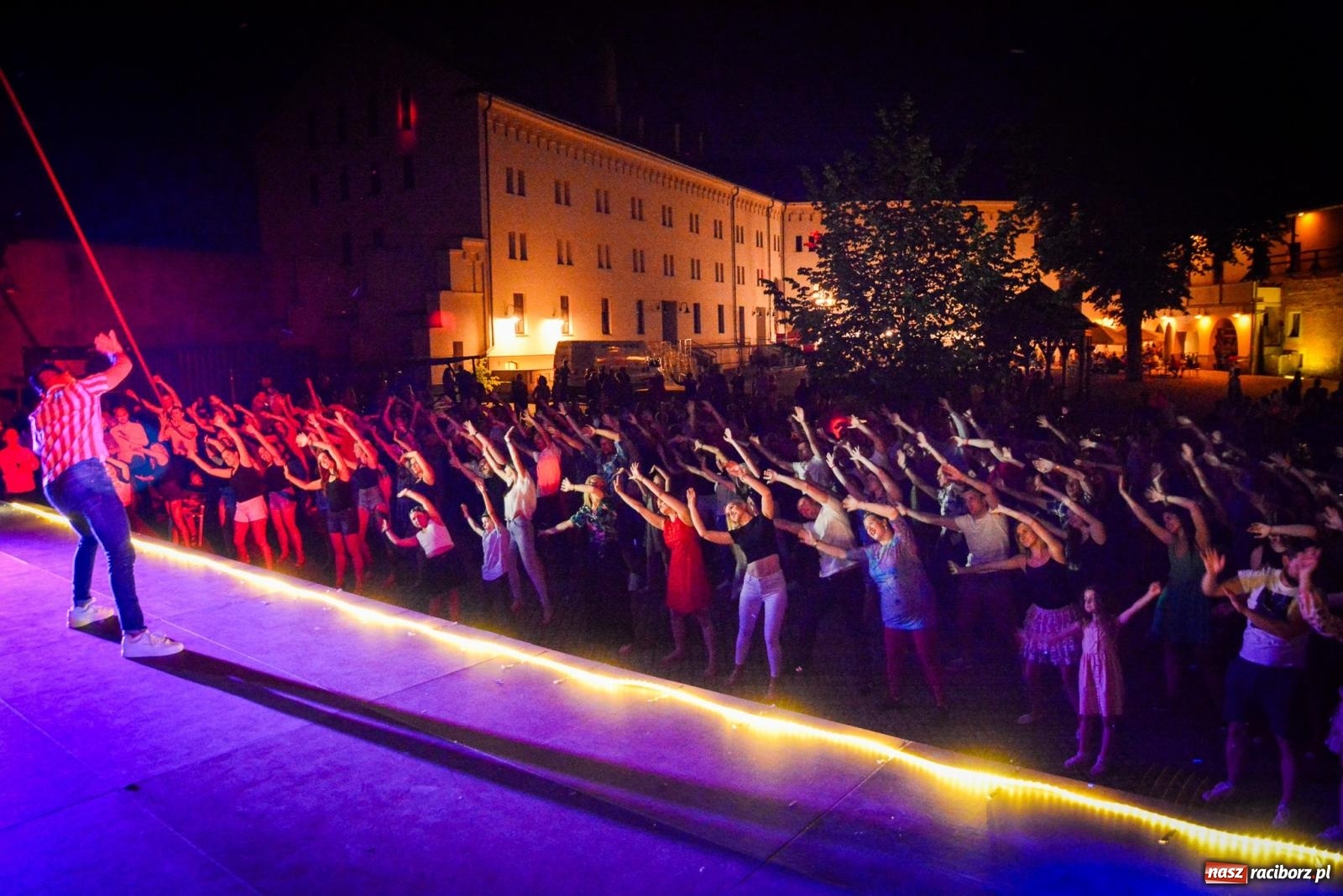 Zdjęcie w galerii na portalu naszraciborz.pl: LATINO PARTY ON AIR - roztańczony zamek w Raciborzu wiadomości z regionu