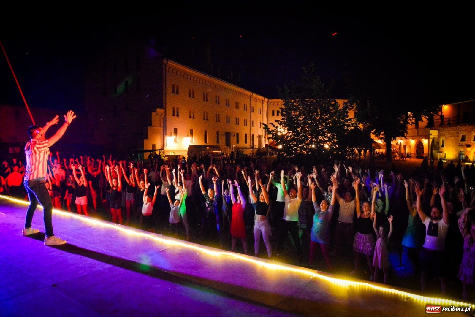 Zdjęcie w galerii na portalu naszraciborz.pl: LATINO PARTY ON AIR - roztańczony zamek w Raciborzu wiadomości z regionu