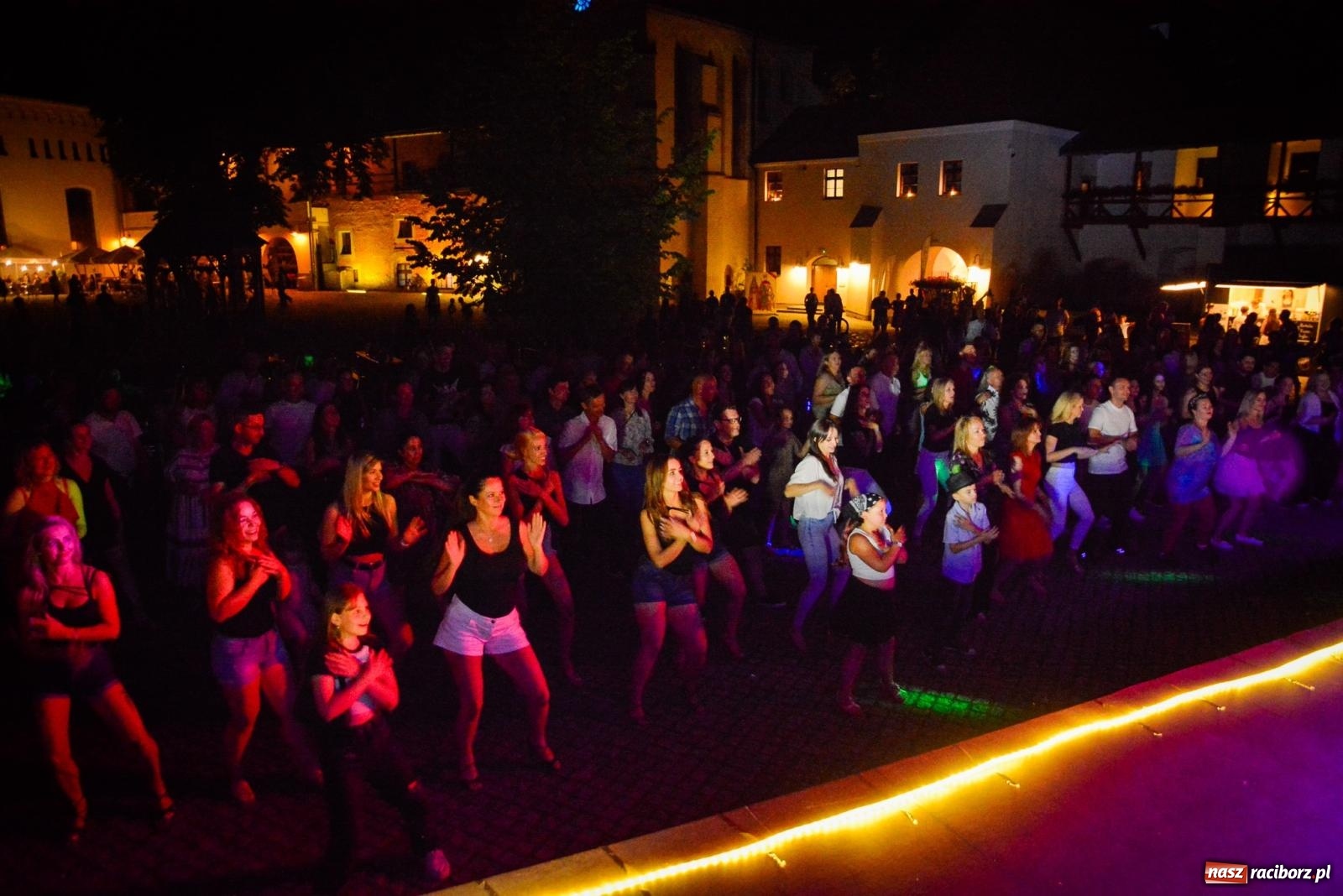 Zdjęcie w galerii na portalu naszraciborz.pl: LATINO PARTY ON AIR - roztańczony zamek w Raciborzu wiadomości z regionu