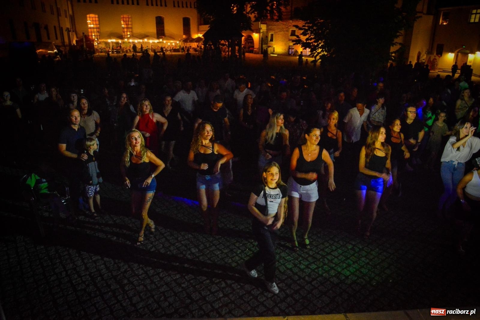 Zdjęcie w galerii na portalu naszraciborz.pl: LATINO PARTY ON AIR - roztańczony zamek w Raciborzu wiadomości z regionu