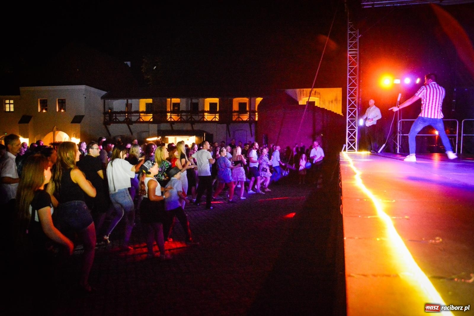 Zdjęcie w galerii na portalu naszraciborz.pl: LATINO PARTY ON AIR - roztańczony zamek w Raciborzu wiadomości z regionu