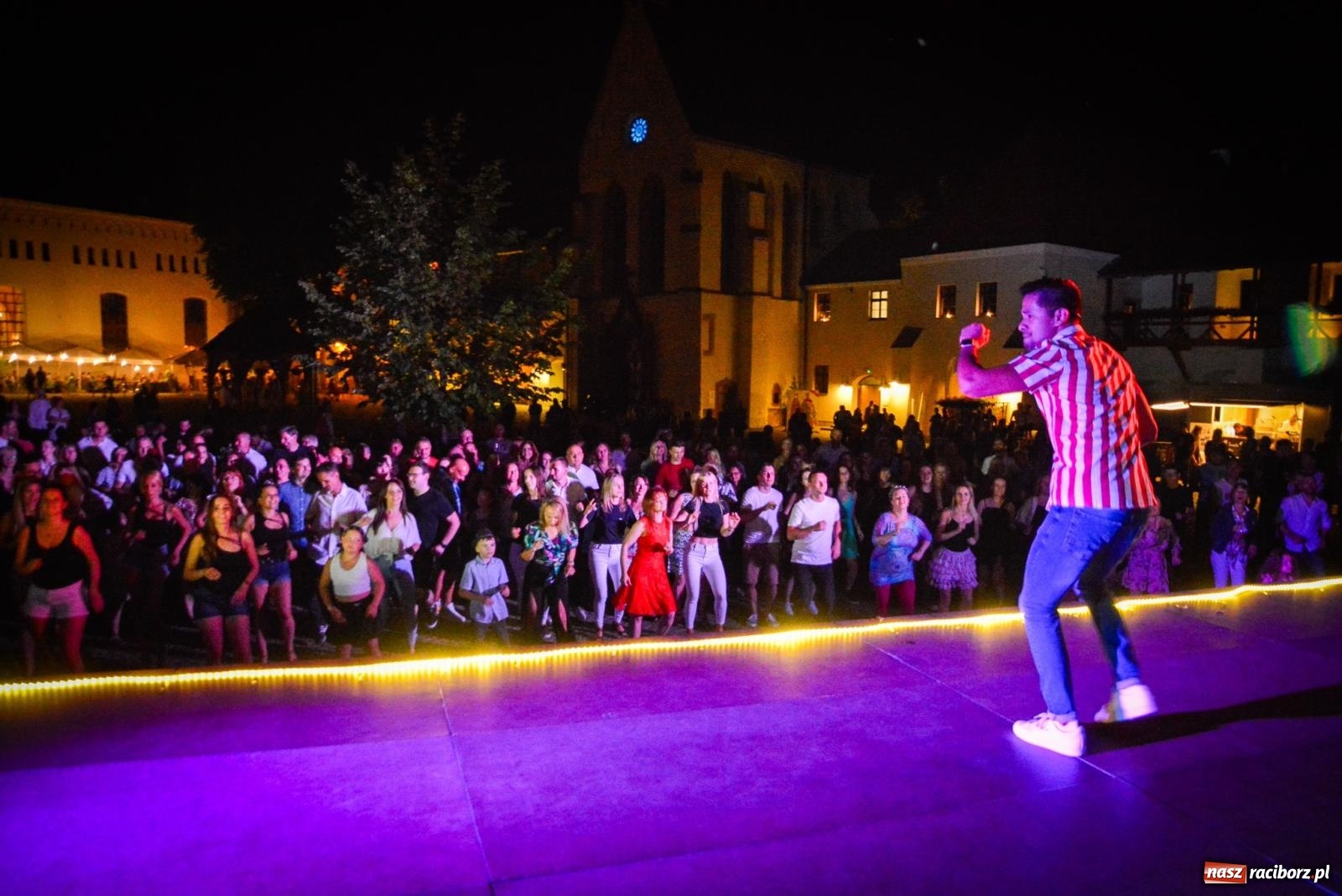 Zdjęcie w galerii na portalu naszraciborz.pl: LATINO PARTY ON AIR - roztańczony zamek w Raciborzu wiadomości z regionu