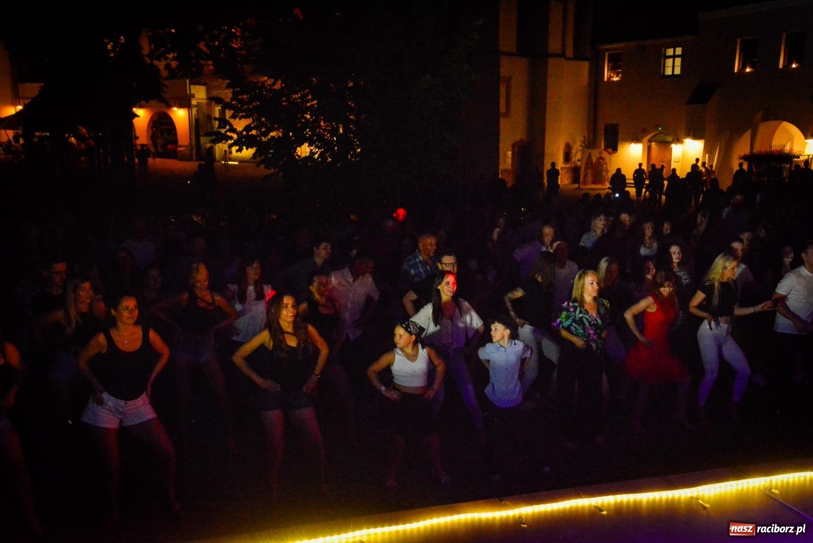 Zdjęcie w galerii na portalu naszraciborz.pl: LATINO PARTY ON AIR - roztańczony zamek w Raciborzu wiadomości z regionu