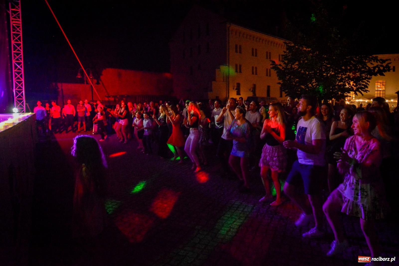 Zdjęcie w galerii na portalu naszraciborz.pl: LATINO PARTY ON AIR - roztańczony zamek w Raciborzu wiadomości z regionu