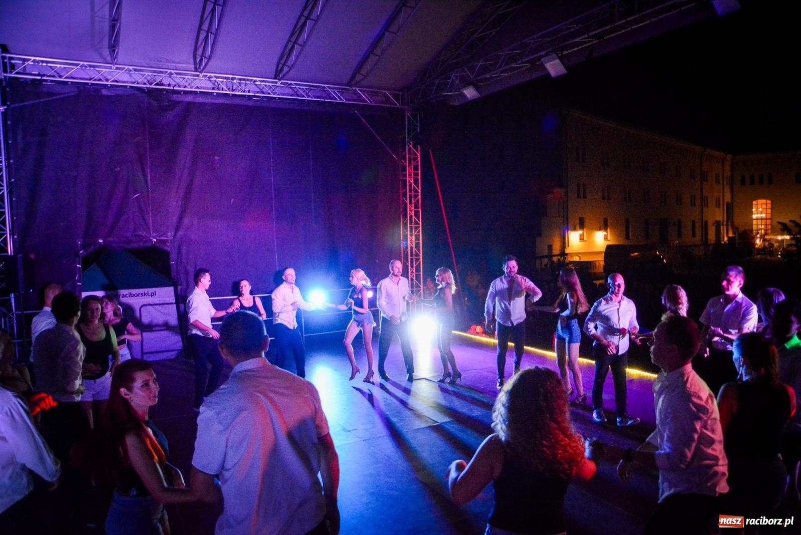Zdjęcie w galerii na portalu naszraciborz.pl: LATINO PARTY ON AIR - roztańczony zamek w Raciborzu wiadomości z regionu