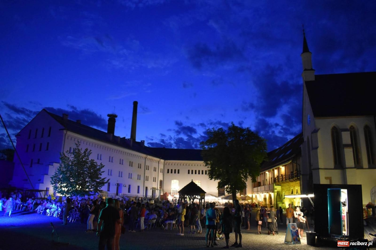 Zdjęcie w galerii na portalu naszraciborz.pl: LATINO PARTY ON AIR - roztańczony zamek w Raciborzu wiadomości z regionu