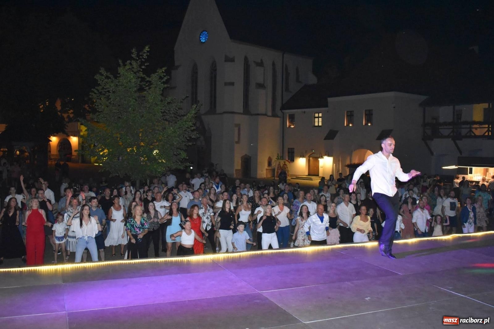 Zdjęcie w galerii na portalu naszraciborz.pl: LATINO PARTY ON AIR - roztańczony zamek w Raciborzu wiadomości z regionu