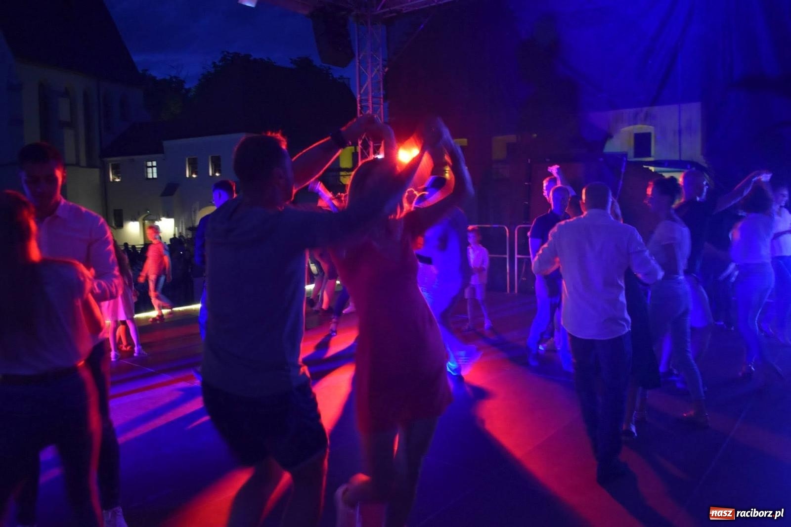 Zdjęcie w galerii na portalu naszraciborz.pl: LATINO PARTY ON AIR - roztańczony zamek w Raciborzu wiadomości z regionu