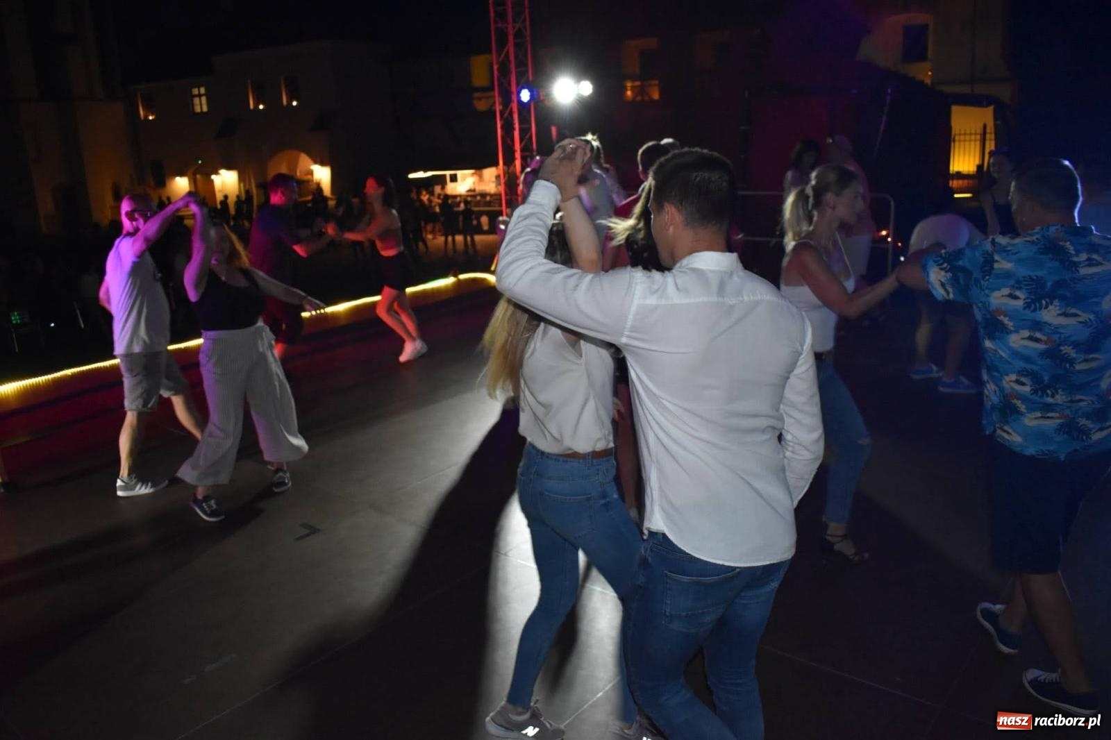Zdjęcie w galerii na portalu naszraciborz.pl: LATINO PARTY ON AIR - roztańczony zamek w Raciborzu wiadomości z regionu