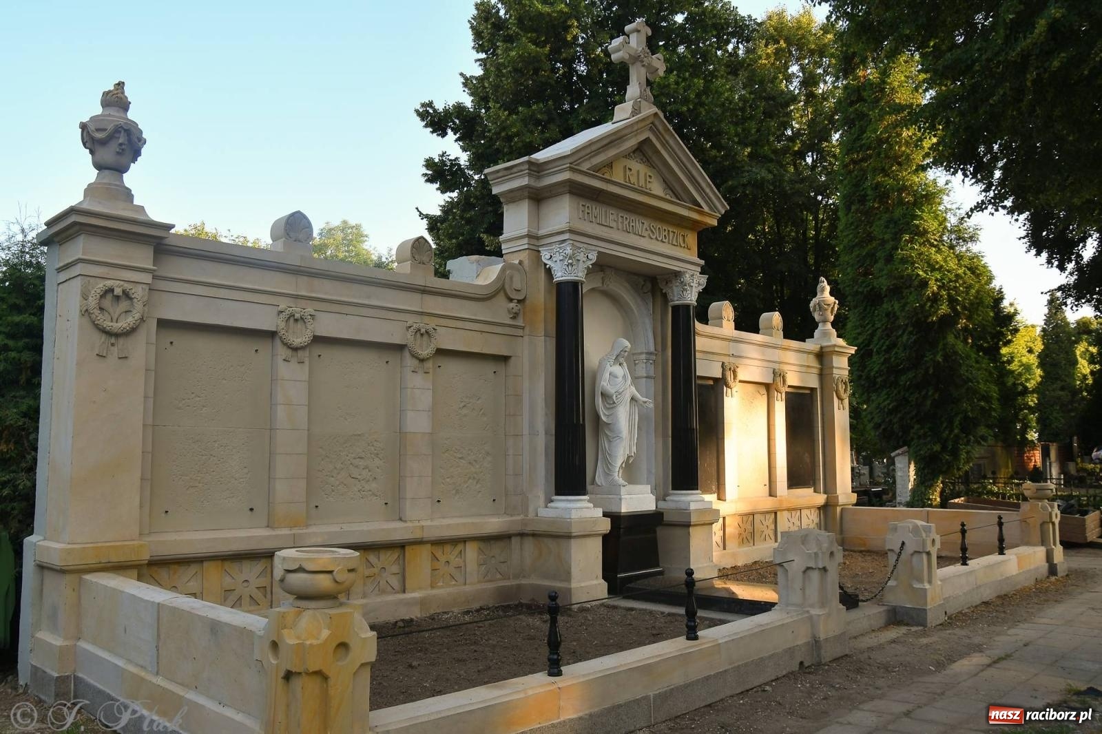 Zdjęcie w galerii na portalu naszraciborz.pl: Zabytkowe grobowce na Jeruzalem odzyskują blask [FOTO] wiadomości z regionu