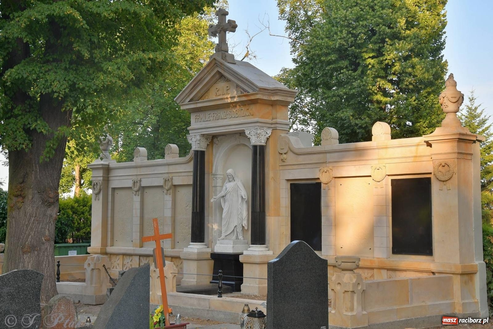 Zdjęcie w galerii na portalu naszraciborz.pl: Zabytkowe grobowce na Jeruzalem odzyskują blask [FOTO] wiadomości z regionu