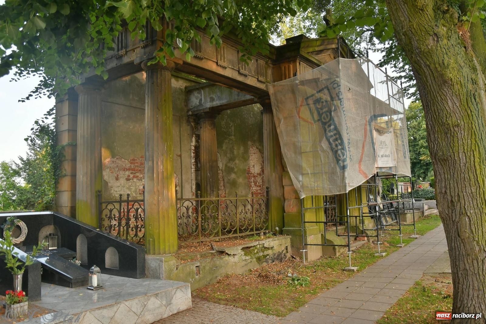 Zdjęcie w galerii na portalu naszraciborz.pl: Zabytkowe grobowce na Jeruzalem odzyskują blask [FOTO] wiadomości z regionu