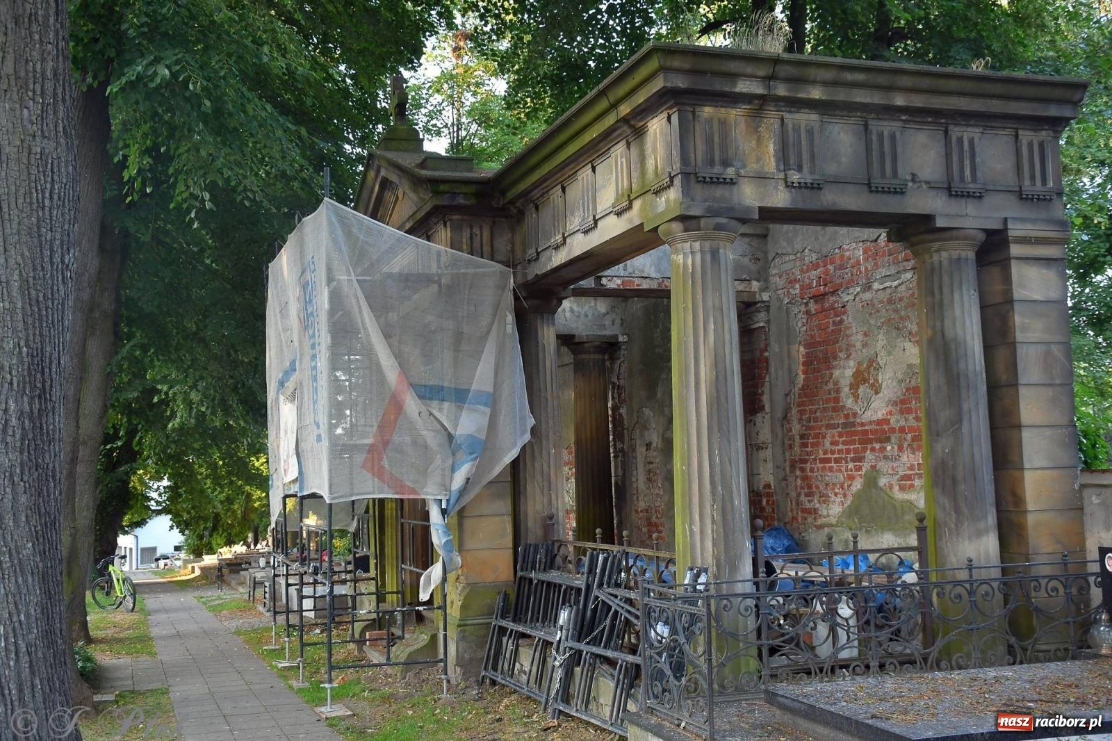 Zdjęcie w galerii na portalu naszraciborz.pl: Zabytkowe grobowce na Jeruzalem odzyskują blask [FOTO] wiadomości z regionu