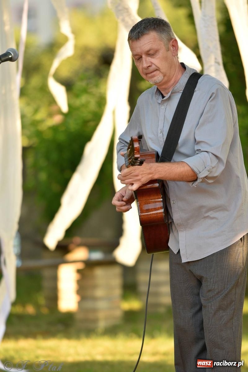 Zdjęcie w galerii na portalu naszraciborz.pl: Perspektywa Okolicy zagrała w ogrodzie Strzechy [FOTO i WIDEO] wiadomości z regionu