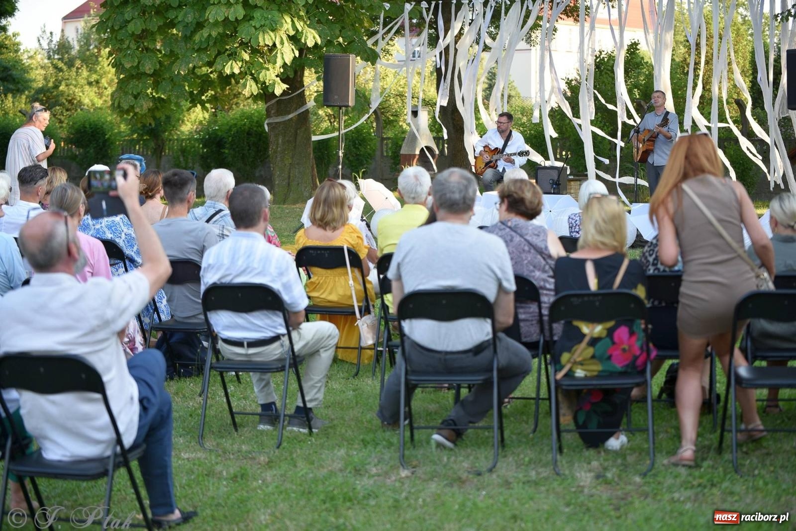 Zdjęcie w galerii na portalu naszraciborz.pl: Perspektywa Okolicy zagrała w ogrodzie Strzechy [FOTO i WIDEO] wiadomości z regionu