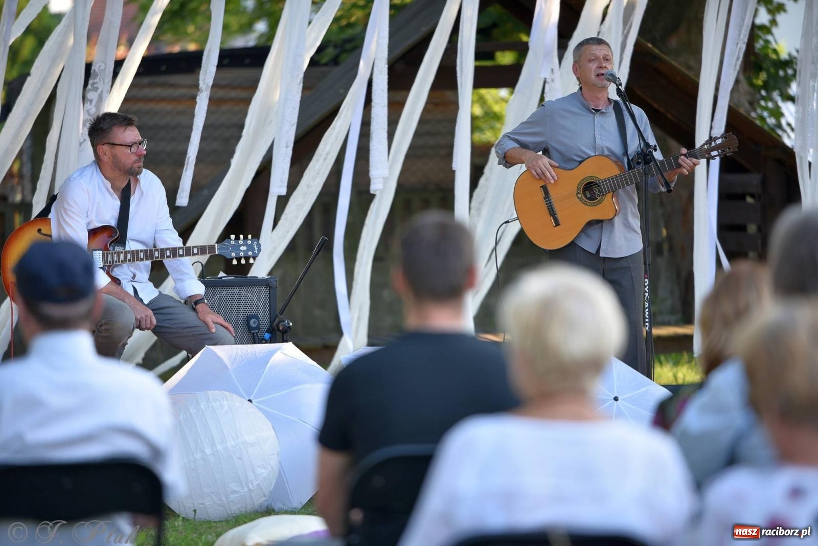 Zdjęcie w galerii na portalu naszraciborz.pl: Perspektywa Okolicy zagrała w ogrodzie Strzechy [FOTO i WIDEO] wiadomości z regionu