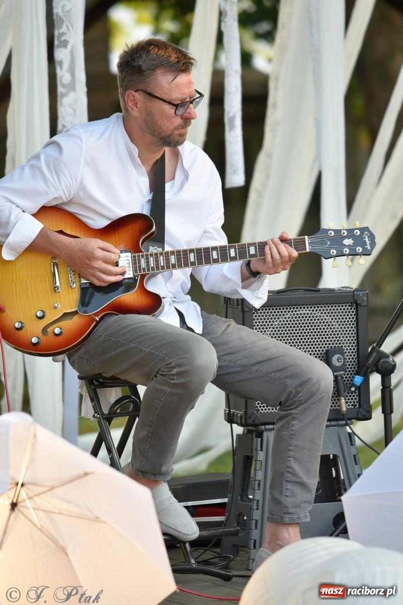 Zdjęcie w galerii na portalu naszraciborz.pl: Perspektywa Okolicy zagrała w ogrodzie Strzechy [FOTO i WIDEO] wiadomości z regionu