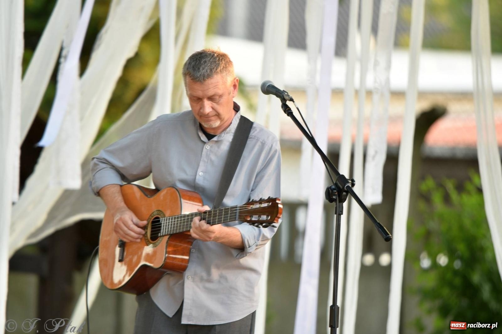 Zdjęcie w galerii na portalu naszraciborz.pl: Perspektywa Okolicy zagrała w ogrodzie Strzechy [FOTO i WIDEO] wiadomości z regionu