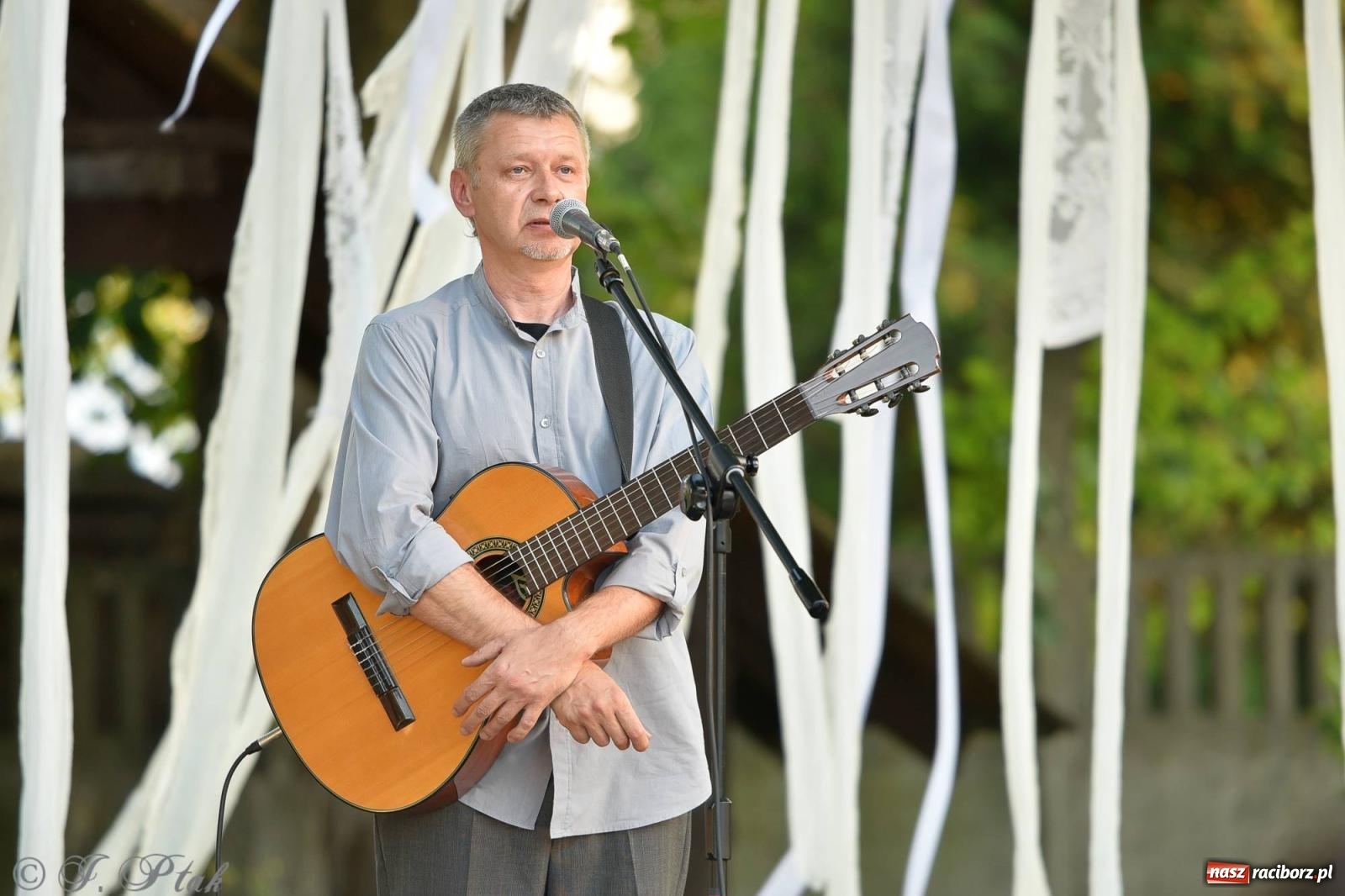 Zdjęcie w galerii na portalu naszraciborz.pl: Perspektywa Okolicy zagrała w ogrodzie Strzechy [FOTO i WIDEO] wiadomości z regionu