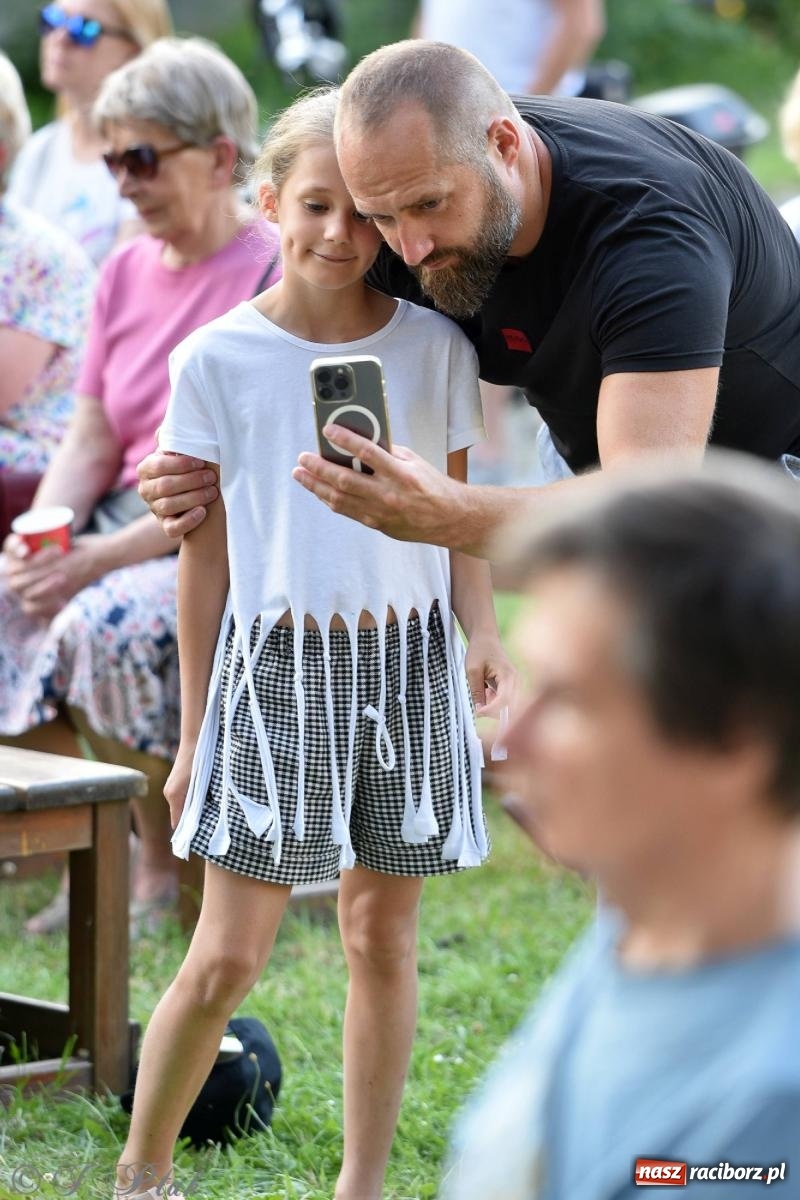 Zdjęcie w galerii na portalu naszraciborz.pl: Perspektywa Okolicy zagrała w ogrodzie Strzechy [FOTO i WIDEO] wiadomości z regionu
