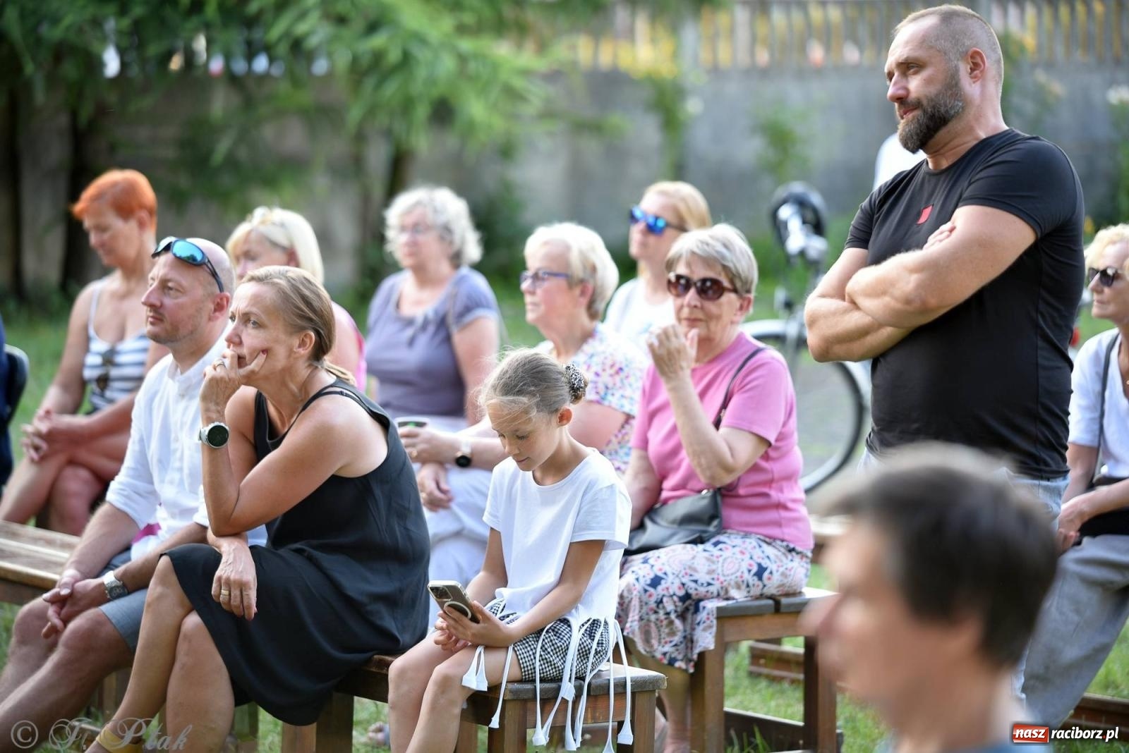 Zdjęcie w galerii na portalu naszraciborz.pl: Perspektywa Okolicy zagrała w ogrodzie Strzechy [FOTO i WIDEO] wiadomości z regionu