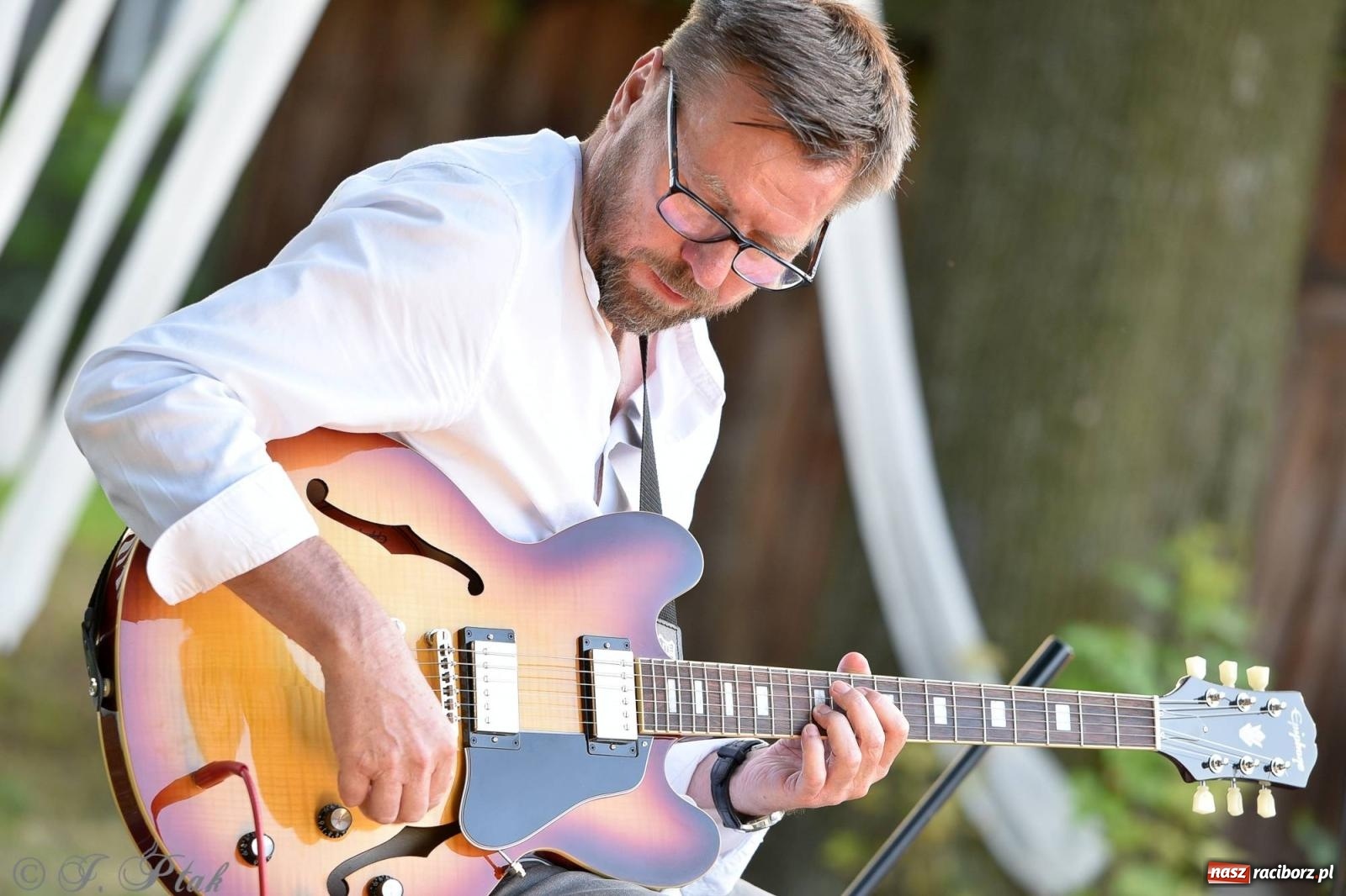 Zdjęcie w galerii na portalu naszraciborz.pl: Perspektywa Okolicy zagrała w ogrodzie Strzechy [FOTO i WIDEO] wiadomości z regionu