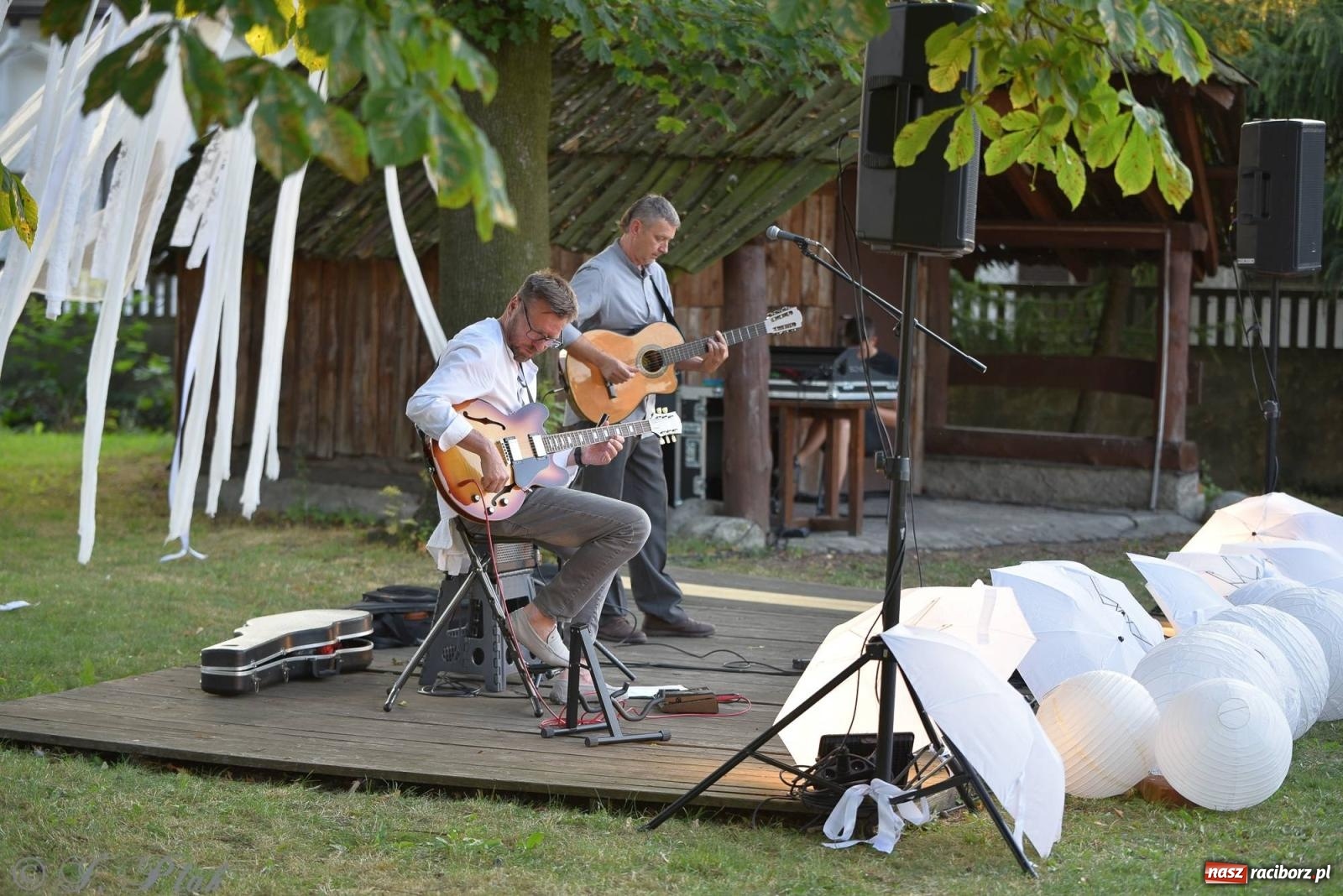 Zdjęcie w galerii na portalu naszraciborz.pl: Perspektywa Okolicy zagrała w ogrodzie Strzechy [FOTO i WIDEO] wiadomości z regionu