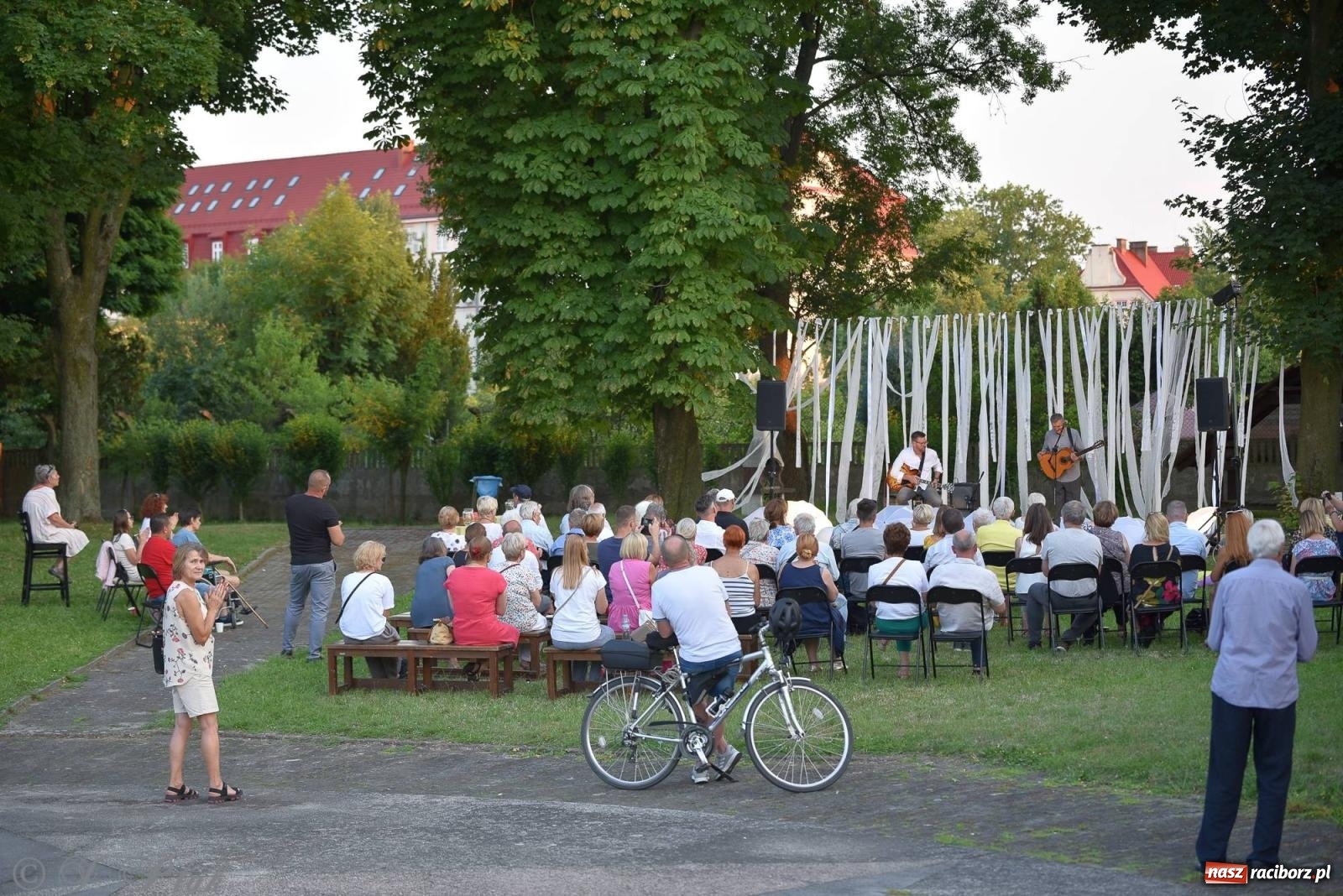 Zdjęcie w galerii na portalu naszraciborz.pl: Perspektywa Okolicy zagrała w ogrodzie Strzechy [FOTO i WIDEO] wiadomości z regionu