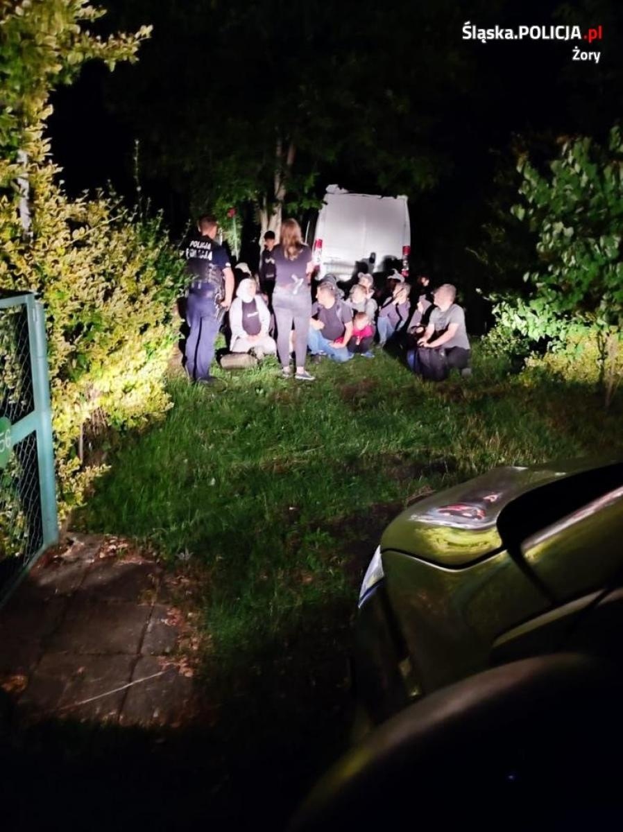 Zdjęcie w galerii na portalu naszraciborz.pl: Przemytnik ludzi staranował bramę i uciekł. Zostawił 21 Syryjczyków wiadomości z regionu