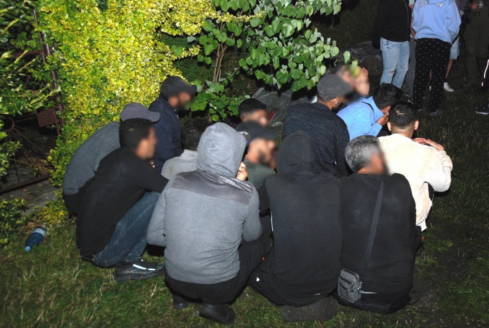 Zdjęcie w galerii na portalu naszraciborz.pl: Presja migracyjna na szlaku bałkańskim rośnie. Śląska Straż Graniczna z Raciborza pokazała film z zatrzymania emigrantów z Syrii wiadomości z regionu