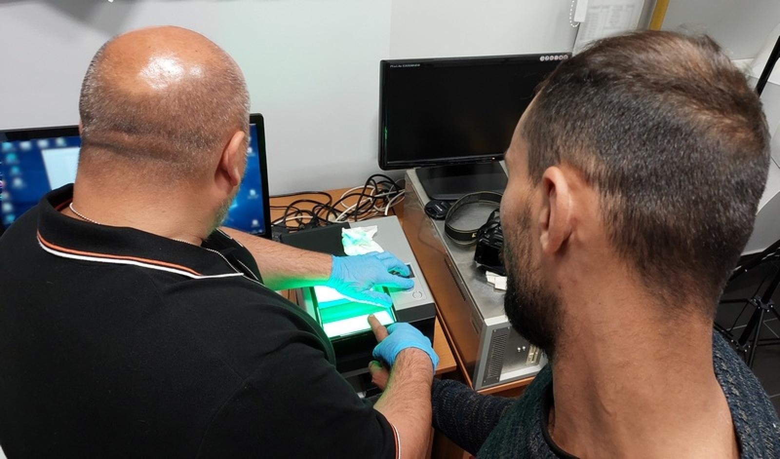 Zdjęcie w galerii na portalu naszraciborz.pl: Presja migracyjna na szlaku bałkańskim rośnie. Śląska Straż Graniczna z Raciborza pokazała film z zatrzymania emigrantów z Syrii wiadomości z regionu