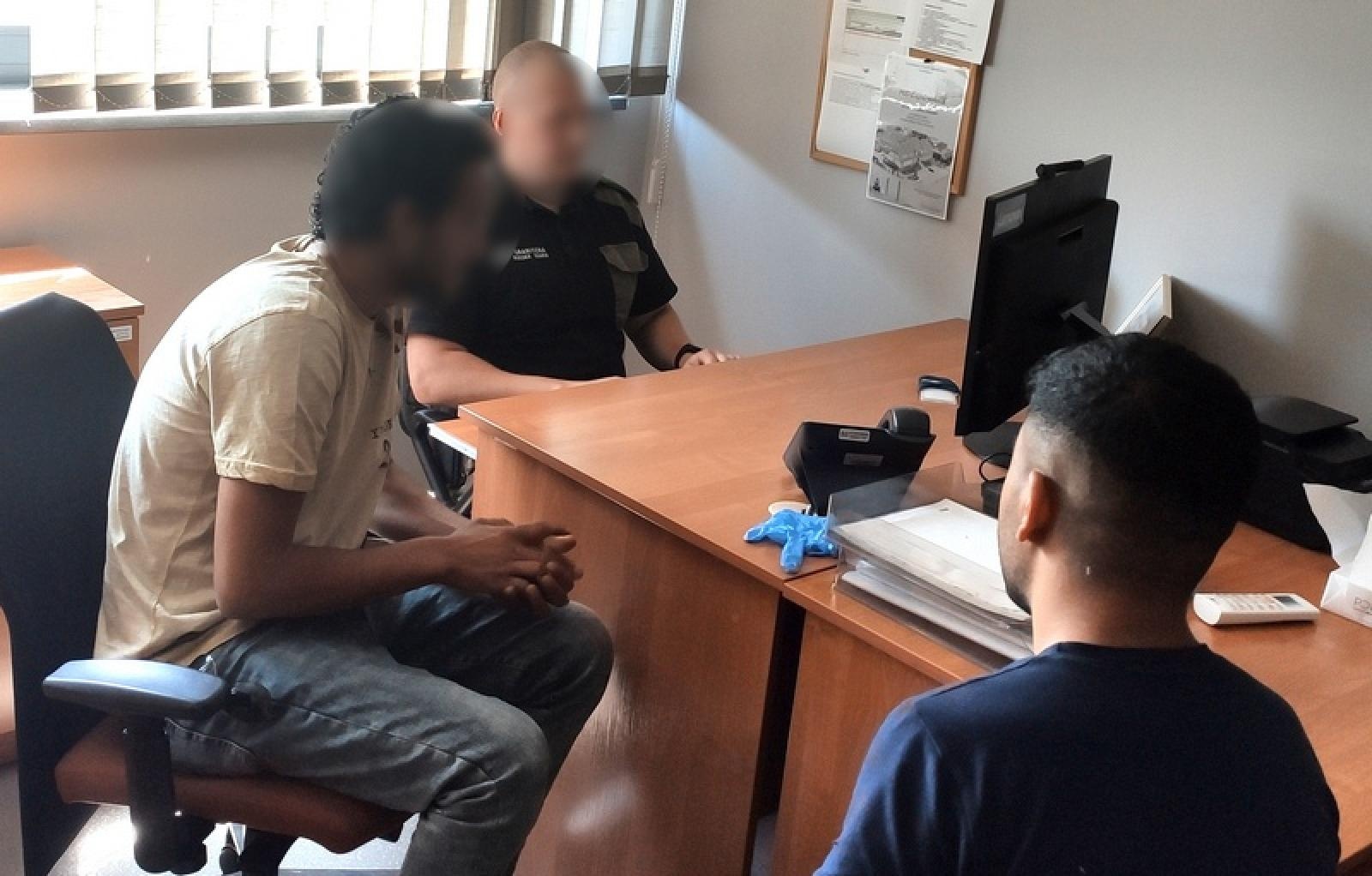 Zdjęcie w galerii na portalu naszraciborz.pl: Presja migracyjna na szlaku bałkańskim rośnie. Śląska Straż Graniczna z Raciborza pokazała film z zatrzymania emigrantów z Syrii wiadomości z regionu